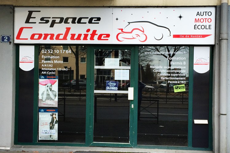 enseigne-et-adhesif-espace-conduite