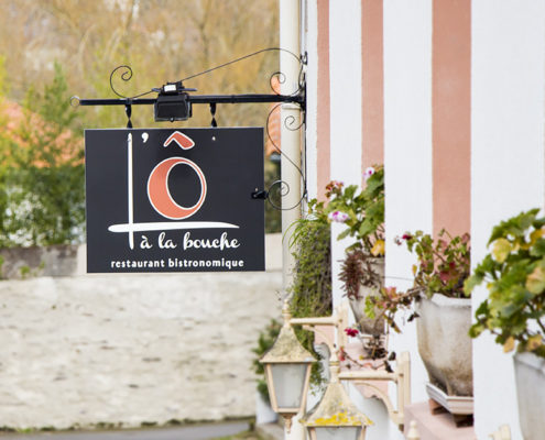 Enseigne drapeau, L'Ô à la Bouche restaurant bistronomique à Vertou (44)